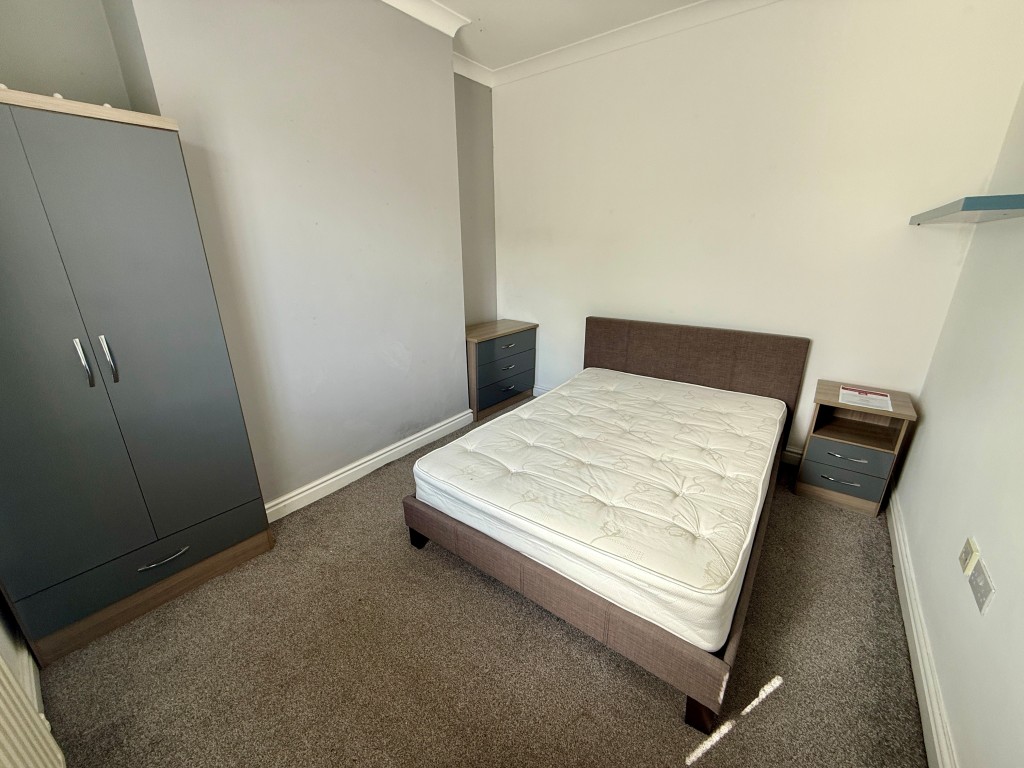 Lot: 116 - FOUR-BEDROOM HOUSE OF MULTIPLE OCCUPATION - Room three